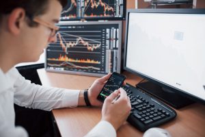 Tensioni tra Usa e Cina; accordo da 38 miliardi Amazon-OpenAI; oggi i conti Ferrari; elezioni a New York