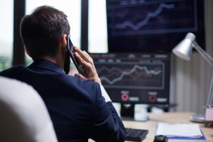 Quando un post di Trump muove miliardi sui mercati e il sospetto di insider trading. Cosa è successo