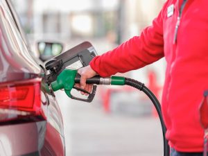 Carburanti, da oggi Eni taglia i prezzi: quanto si risparmia e quanto costa alla compagnia