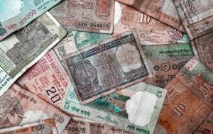 India, perché la rupia sta perdendo valore? Nuova Delhi spende miliardi per difenderla