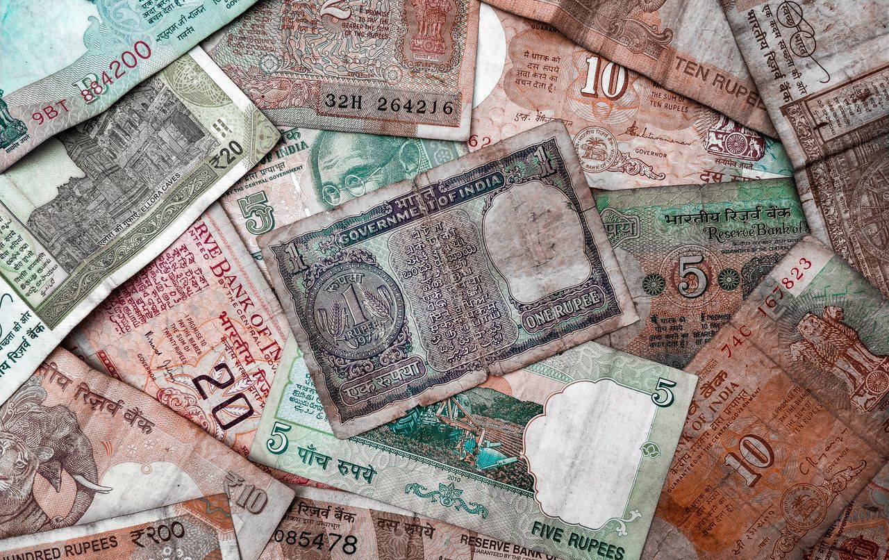 India, perché la rupia sta perdendo valore? Nuova Delhi spende miliardi per difenderla
